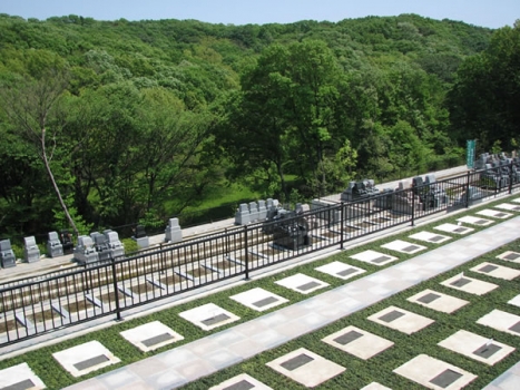 四季折々の自然に触れ合える緑豊かな公園墓地です。