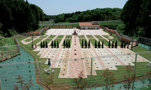 メモリアルスクエア佐倉は自然に囲まれたやすらぎの欧風公園墓地です。