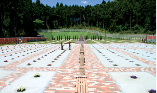芝生や敷石が設けられた開放的な墓域
