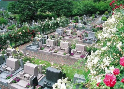 バラと緑に囲まれたガーデニング墓地
