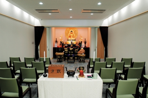 荘厳な空気に包まれた上川霊園法要室。