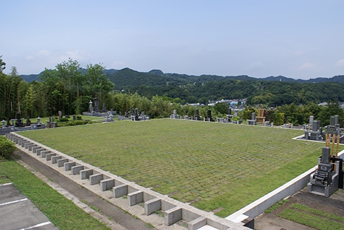 ゆとりの芝生を配した近年人気のゆとり墓所です。