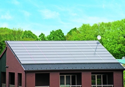 管理棟の屋根や風車にソーラーパネルを配置。
