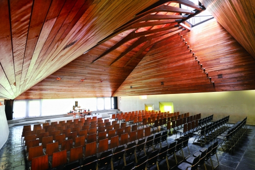大礼拝堂は近代的な空間となっており200名様まで対応しております。