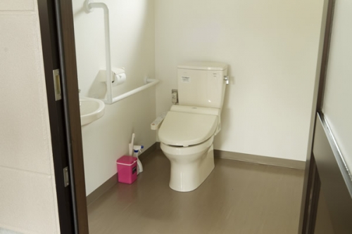 バリアフリー対応の管理棟内トイレ。