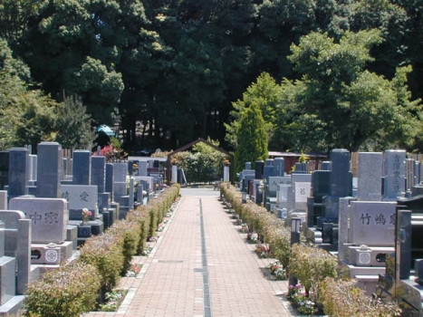 日本庭園から霊園内を望む。墓所が整然と立ち並んでいる