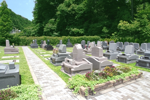 【15区1番ゆとり墓地】開放的な欧風庭園をイメージした完全バリアフリー対応の区画。